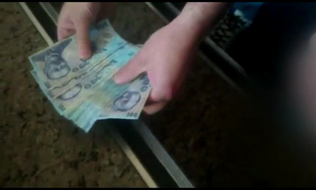 Patron de restaurant, santajat de un fost angajat. Cati bani au gasit politistii asupra suspectului, la flagrant