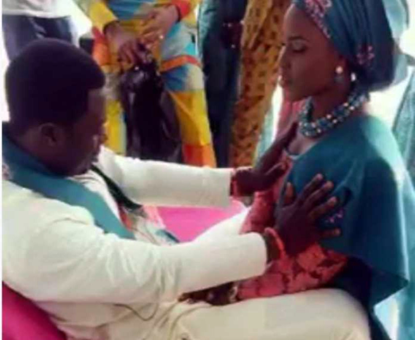 Un pastor din Kenya sustine ca vindeca printr-o metoda bizara. “Cand atingi sanii, indeplinesti voia lui Dumnezeu". VIDEO