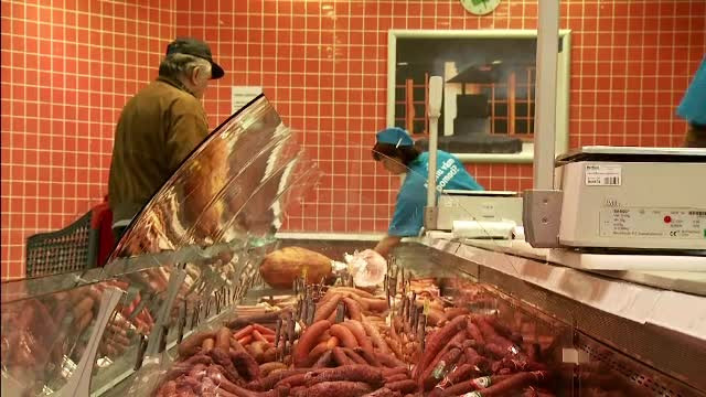 Occident si estul lumii. Romanii accepta situatia dublului standard si au impresia ca au acces ieftin la ce este mai bun