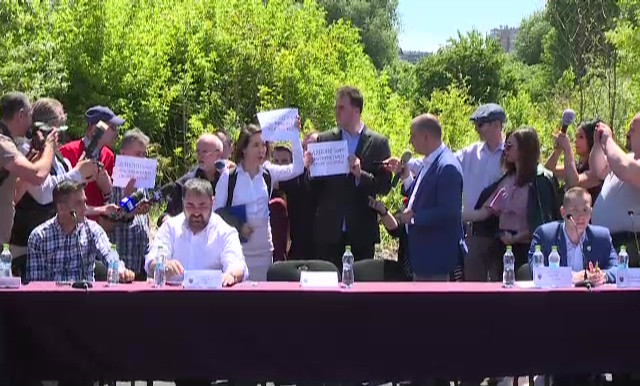 Primarul sectorului 4 numeste "o bijuterie" construirea unei parcari in parc. Activistii si opozitia sustin ca este ilegala