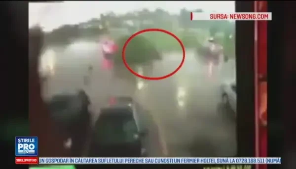 Camioneta cu tot cu sofer luata pe sus de o tornada, in SUA. Am avut un soc, a luat-o de parca era o jucarie