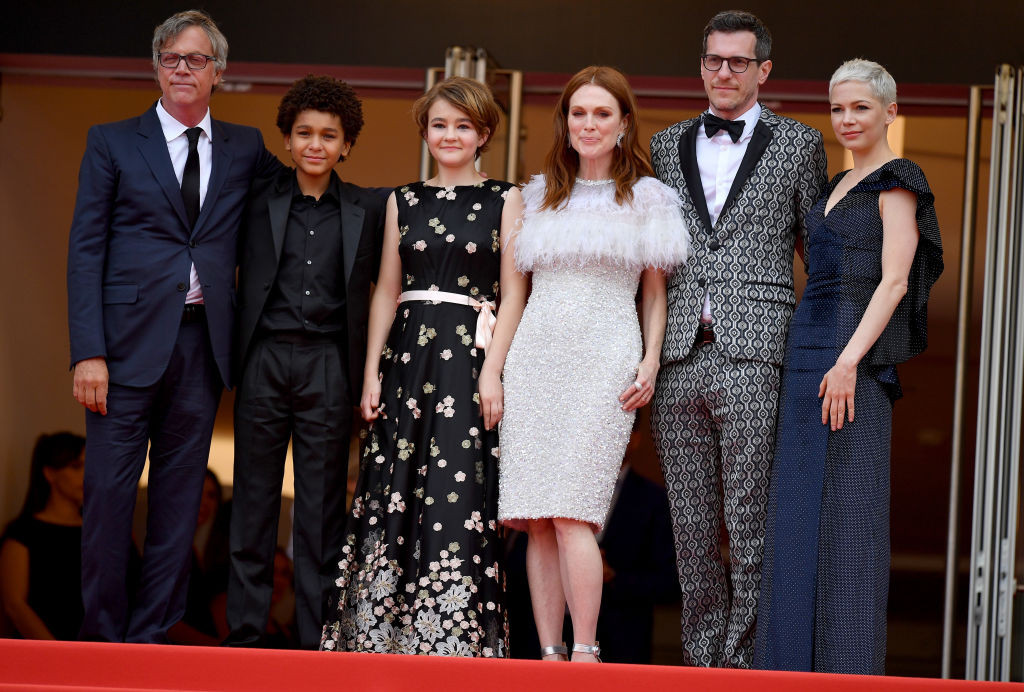 Julianne Moore, rasfatata serii pe covorul rosu la Cannes. La cei 56 de ani, actrita a optat pentru o tinuta atragatoare