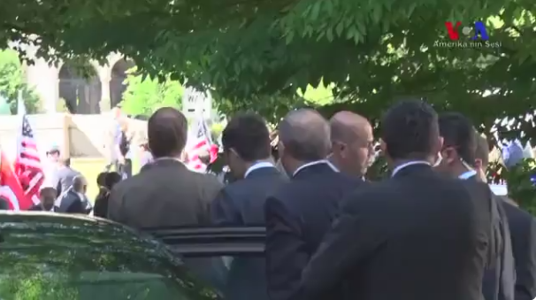 Erdogan a privit bataile violente dintre bodyguarzii sai si protestatarii de la resedinta ambasadorului turc din SUA. VIDEO