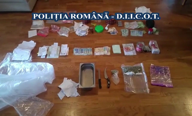 Patru suspecti, prinsi in flagrant cand ridicau un colet din Spania. Ce valoare avea pachetul si ce continea