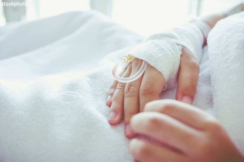 Părinţi obligaţi de instanţă să-şi trateze copilul, în Iaşi. De ce refuză să meargă la spital