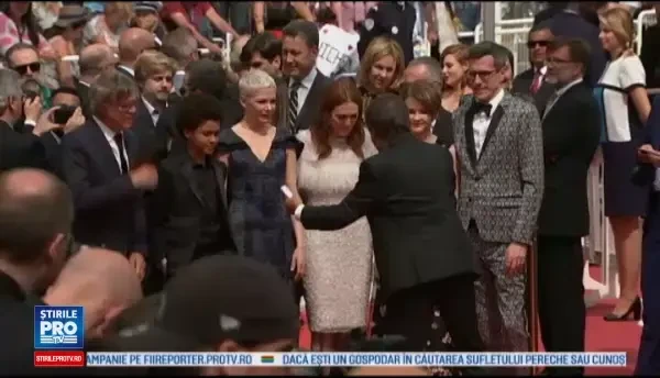 Julianne Moore, rasfatata serii pe covorul rosu la Cannes. La cei 56 de ani, actrita a optat pentru o tinuta atragatoare