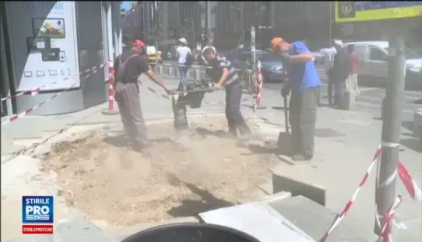 Nivelul poluarii din Capitala, peste nivelul maxim admis de UE. Reactia muncitorilor prinsi in timp ce ineaca o strada praf