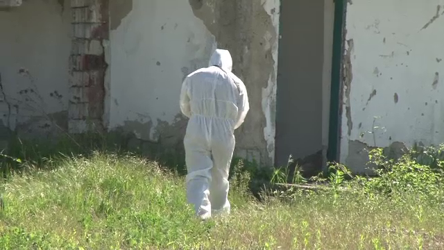 Cadavrul unui barbat a fost descoperit intr-o cladire parasita, in Bacau. Cazul este tratat ca o moarte suspecta