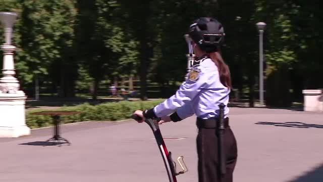 Politistii locali din Cluj, dotati cu segway-uri. "Daca mergi in patrulare, dureaza, asa in 10 minute ai vazut tot parcul"