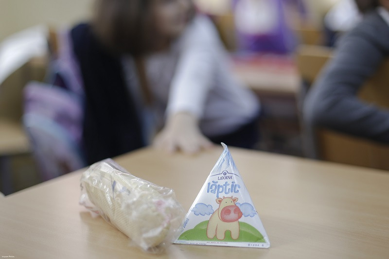 Programul “Cornul si laptele” s-a mutat pe un teren viran. Ce institutie a statului se afla in apropiere