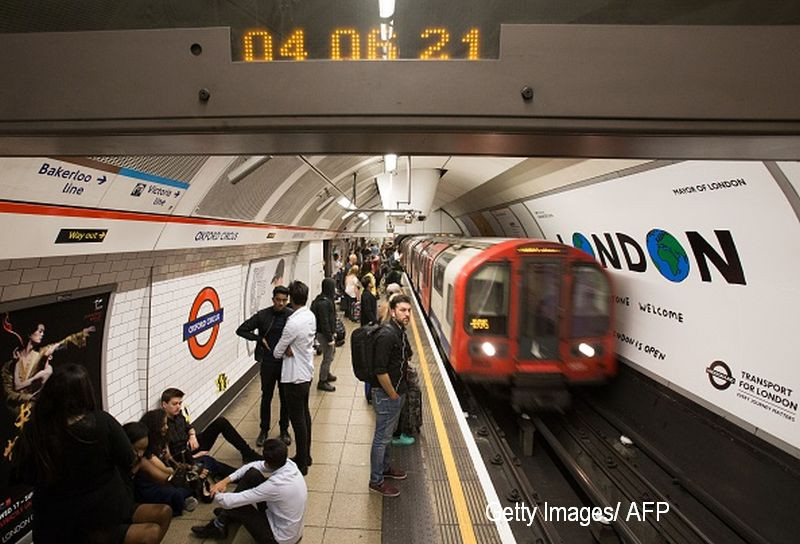 O tanara de 18 ani, care astepta metroul, a lesinat si a cazut pe sine. Trenul urma sa soseasca intr-un minut. VIDEO