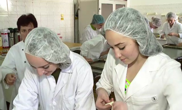 Salariile incep de la 1.000 de euro, insa tot nu sunt suficienti tineri care sa accepte slujba. Patronii se declara disperati