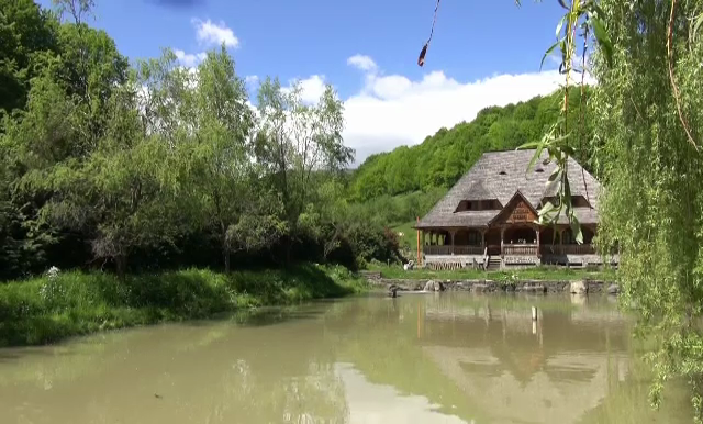 Oaze de liniste si pline de peste zac nedescoperite in inima Romaniei. Unde se afla si cat costa o noapte de cazare