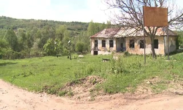 Comuna cu 2.000 de locuitori, fara canalizare, in care s-au facut 8 parcuri. "Sunt mai multe decat sate, s-au mancat banii"