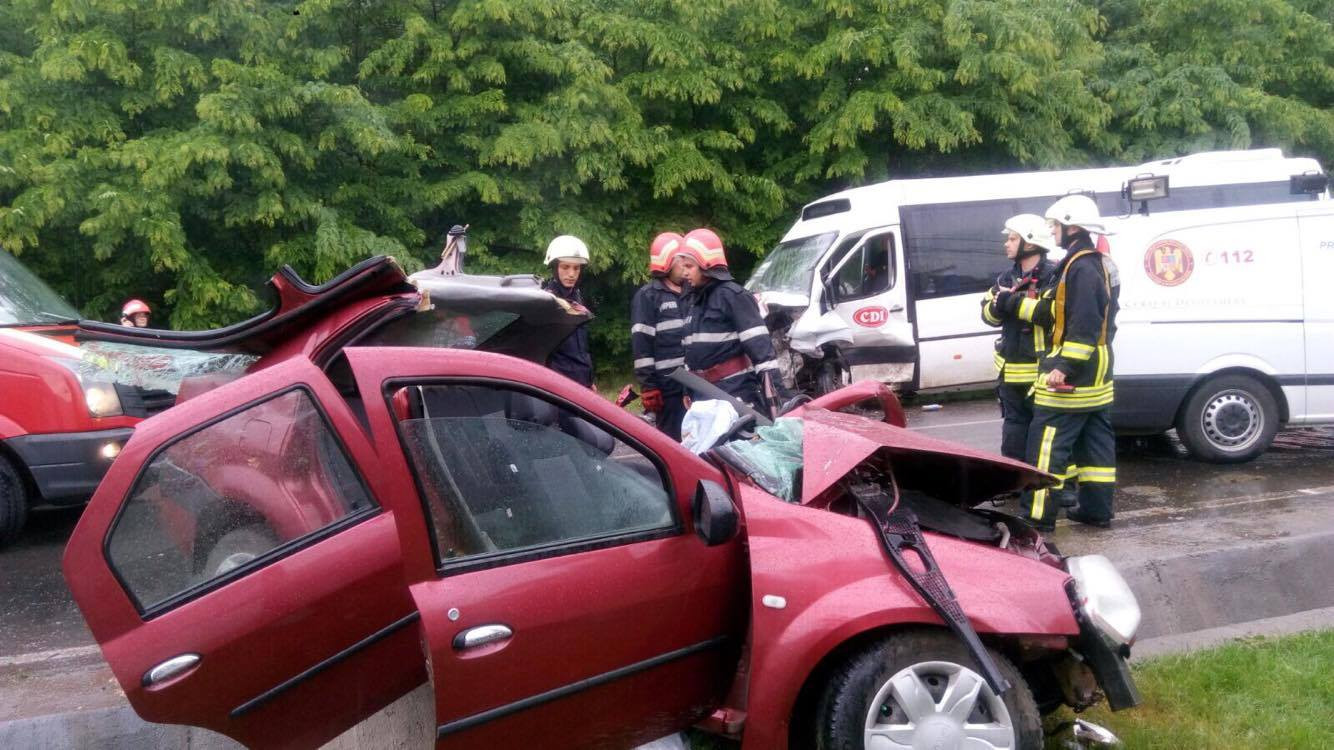 Sapte raniti si un mort, dupa ce un autoturism si un microbuz s-au ciocnit in Cernica
