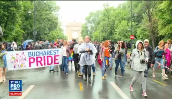 Marsul Diversitatii si Marsul Normalitatii in Capitala. Un, doi, trei, homofobii jos cu ei vs. Romania nu e Sodoma