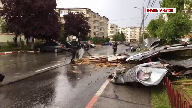 Capitala si patru judete, afectate de ploile torentiale. Orasul in care strazile s-au umplut de apa