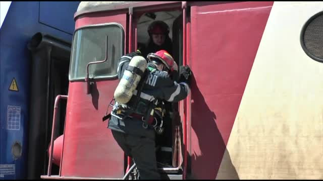 Locomotiva unui tren de pasageri a luat foc in gara Roman. Pompierii au evacuat calatorii si au stins rapid incendiul