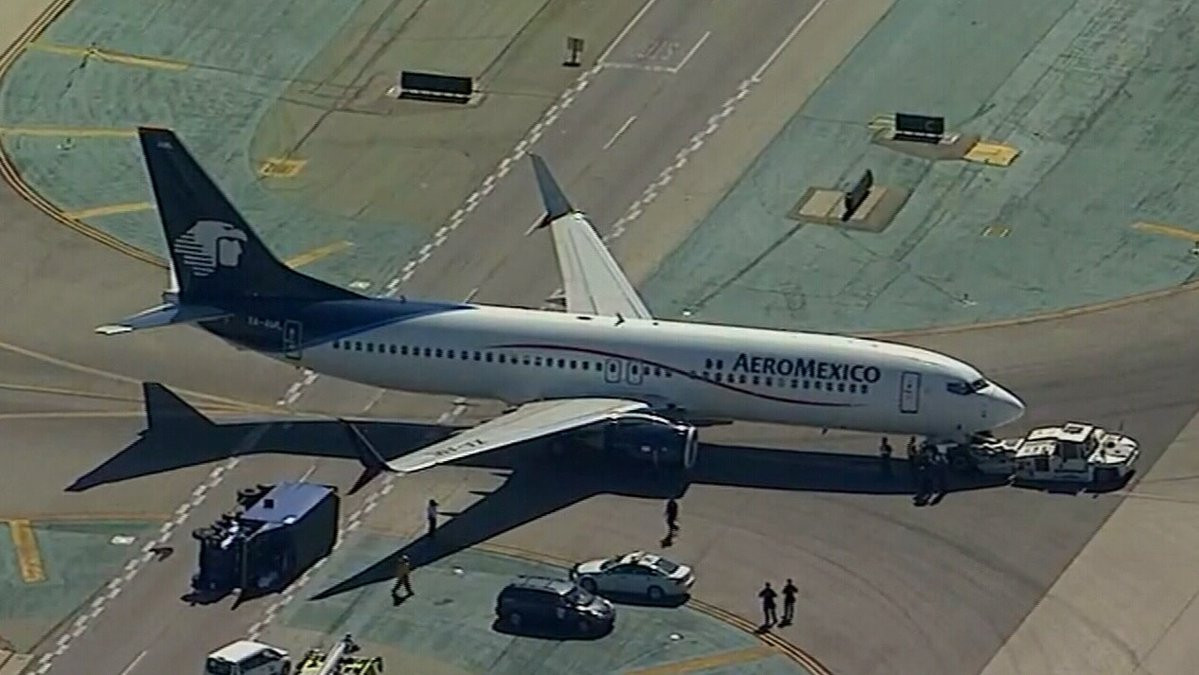 Incident grav, pe pista aeroportului din Los Angeles. 8 oameni au ajuns la spital. VIDEO