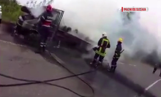 O camioneta plina de lemne a ars in timp ce se afla in trafic, pe un drum din Suceava