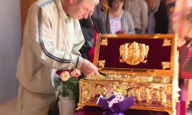 Gestul inexplicabil al unui barbat la moastele Sfintilor Imparati Constantin si Elena. Ce a facut cu telefonul