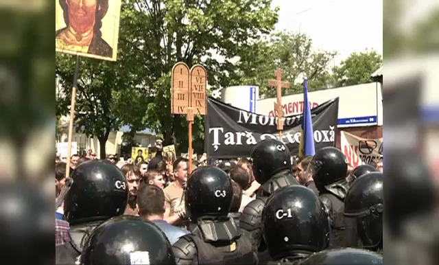 Marsul comunitatii LGBT din Republica Moldova, oprit de fortele de ordine. Dodon: "Nu sunt presedintele homosexualilor!"