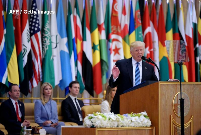 Trump: "Este o lupta intre criminali barbari si oameni decenti de toate religiile". Mesajul transmis liderilor arabi