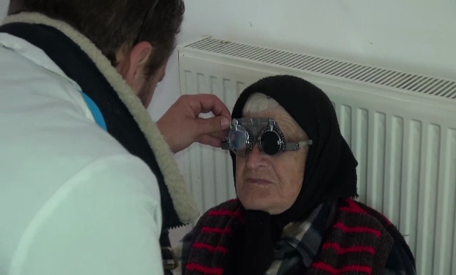 Localnicii din Fundatica, examinati de "caravana medicilor". "N-am mai fost la doctor de 20 de ani"