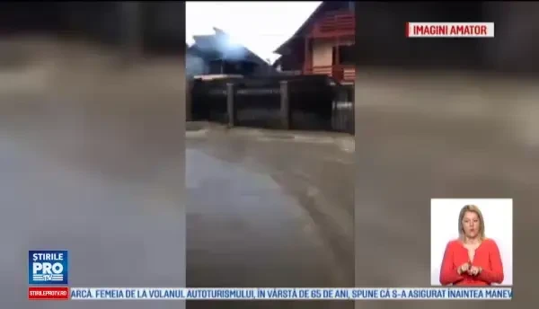 Capitala si alte patru judete, afectate de ploile torentiale. In Arges, o furtuna a smuls acoperisul de tabla al unui bloc