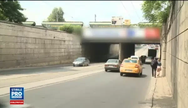 Un pod din Capitala risca sa se prabuseasca in orice moment. Zilnic, zeci de mii de masini trec pe sub el