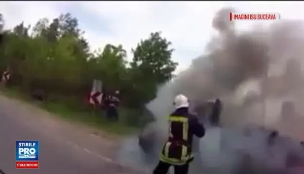 O camioneta plina de lemne a ars in timp ce se afla in trafic, pe un drum din Suceava