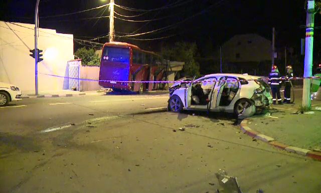 Un autocar a facut prapad in Voluntari. A lovit o masina, a spart o teava de gaz si a pus la pamant un zid