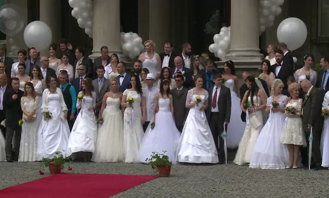 147 de perechi au spus "Da" in grup, intr-un eveniment nascut din mandrie. Primaria le-a platit rochiile de mirese