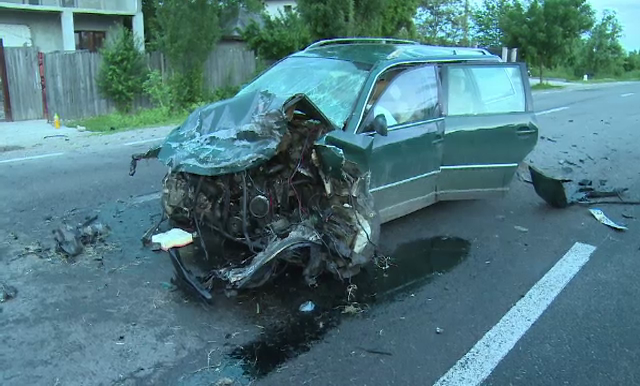 Accident grav pe DN1 A. 5 persoane, printre care doi copii, au fost ranite, iar o femeie a fost transportata cu elicopterul