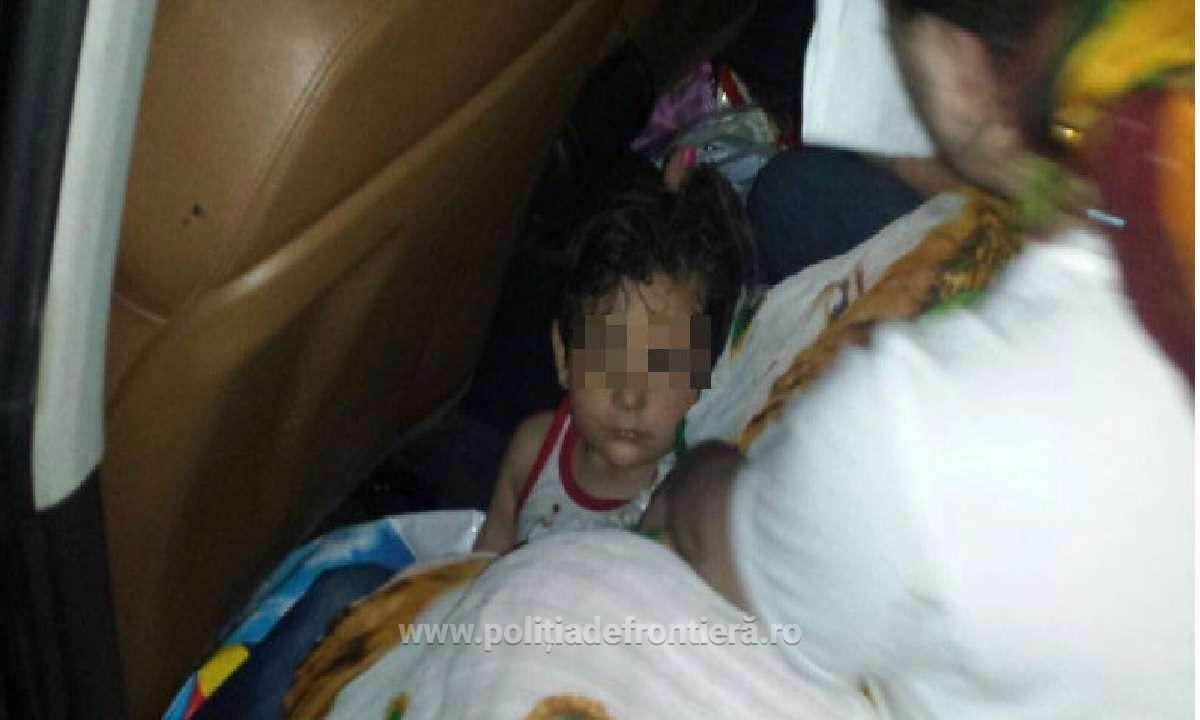 Ce au gasit politistii de frontiera sub fusta unei femei. Explicatia pe care le-a dat-o este si mai bizara