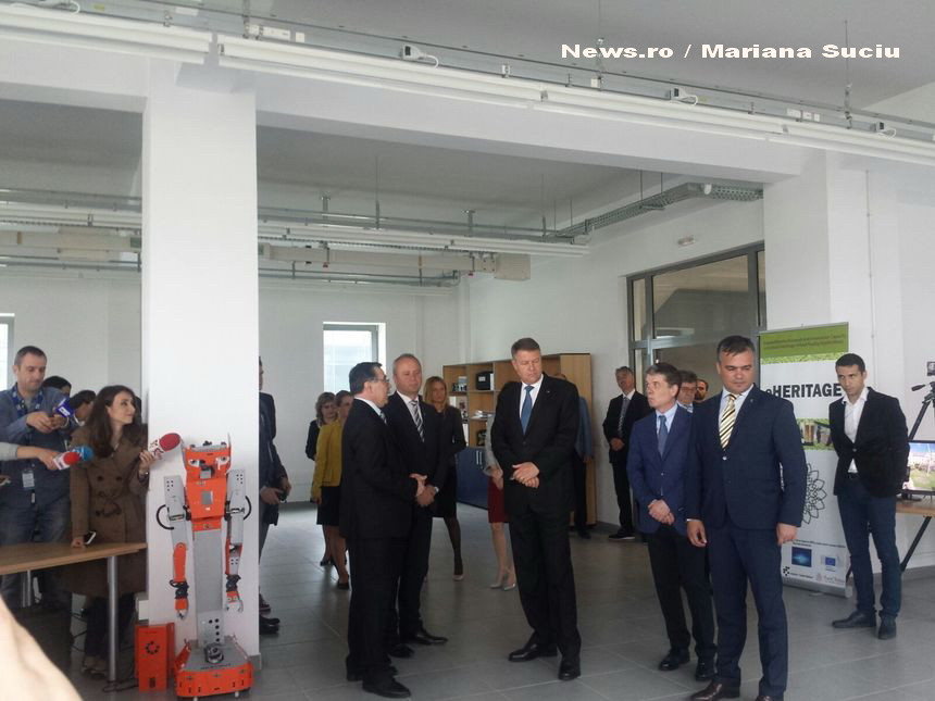 Klaus Iohannis a fost intampinat de un robot la Universitatea Transilvania din Brasov, care i-a urat bun venit