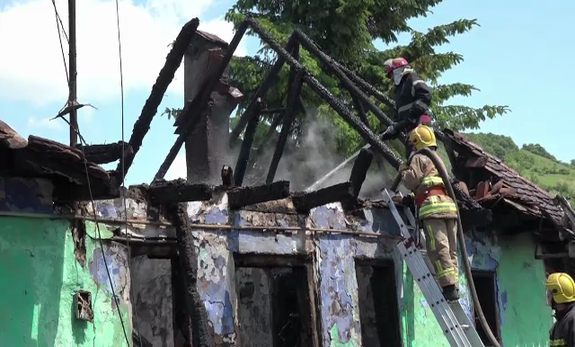 O familie a ramas fara casa in jumatate de ora. Unde se aflau cele doua nepoate si bunica in momentul producerii incendiului