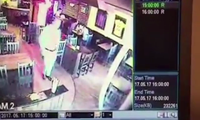 Barbat, cautat de Politia din Bacau. Cum a fost surprins de camera dintr-un bar in timp ce angajata servea clientii