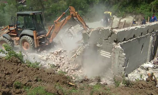 Pamantul a inceput sa o ia la vale intr-o comuna din Valcea. Mai multe familii, nevoite sa isi paraseasca locuintele