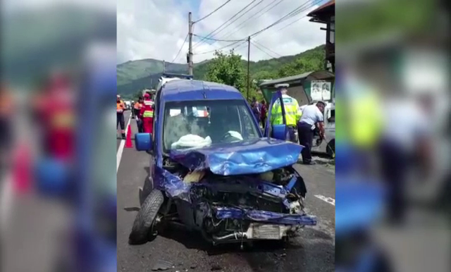 6 oameni au fost raniti in urma unui accident petrecut pe DN1, la Posada. Impactul a fost extrem de violent