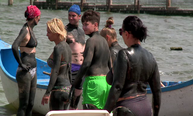 Dacă cei de pe plajă ar ști de unde provine nămolul cumpărat de la vânzătorii ambulanți, ar renunța pe loc. Ce spun medicii