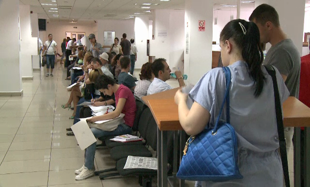 Bancile evita sa ofere finantari pentru afacerile mici. Avertismentul lui Isarescu: "Nu faceti profit din schimbul valutar"