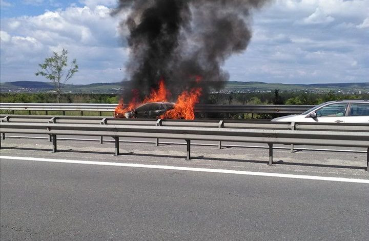 O masina a ars complet pe A1, dupa un scurtcircuit. Ce a incercat sa faca soferul inainte sa izbucneasca focul