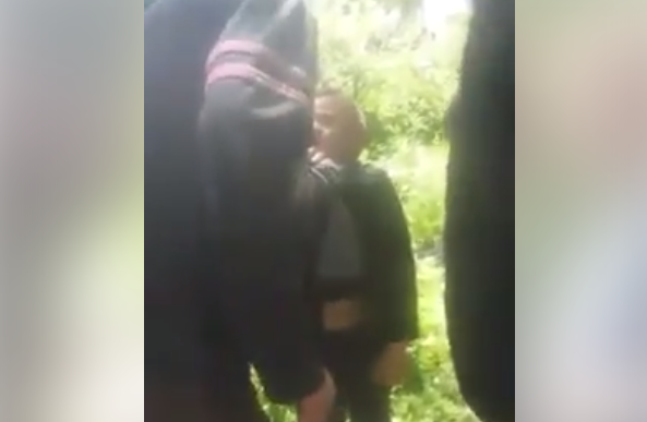 Copil de sapte ani, din Mehedinti, batut de tatal unui coleg. Barbatul, retinut dupa ce filmarea a fost postata pe Facebook