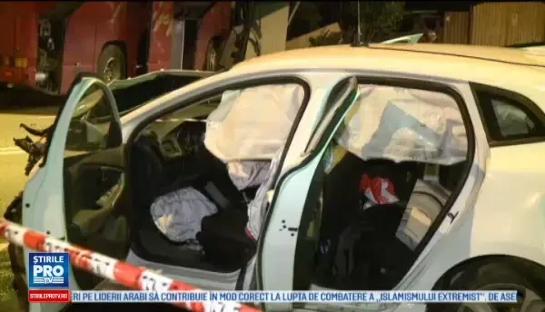 Un autocar a facut prapad in Voluntari. A lovit o masina, a spart o teava de gaz si a pus la pamant un zid