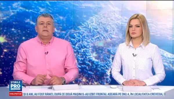 O turista a fost trasa in apa de animalul pe care-l hranea. Cine a salvat-o pe tanara. VIDEO