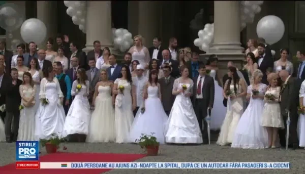 147 de perechi au spus Da in grup, intr-un eveniment nascut din mandrie. Primaria le-a platit rochiile de mirese