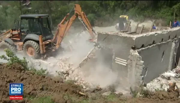 Pamantul a inceput sa o ia la vale intr-o comuna din Valcea. Mai multe familii, nevoite sa isi paraseasca locuintele