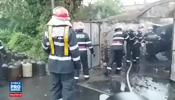 Panica in Chitila, dupa un incendiu izbucnit langa un depozit de butelii. Un barbat a suferit arsuri grave