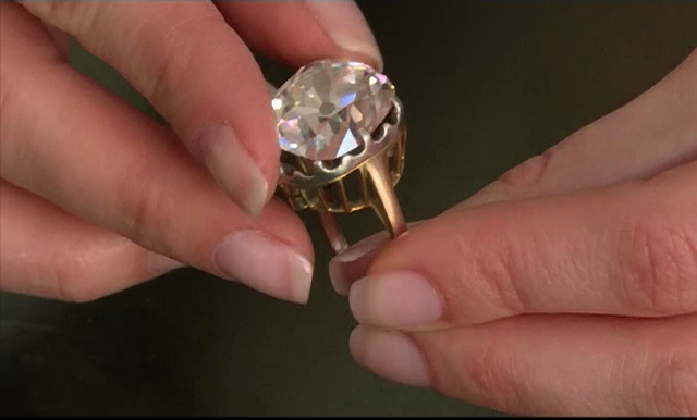 Suma enorma cu care s-a vandut un inel luat cu 10 lire din talcioc. Proprietara nu a stiut 25 de ani ca are un diamant urias